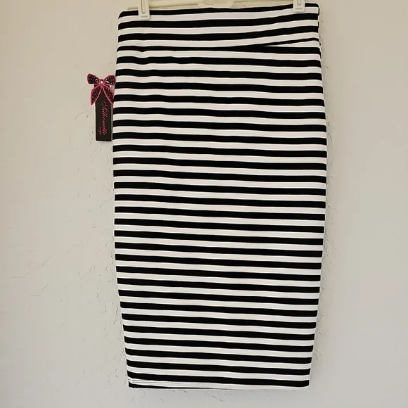 Silhouette Black and White Asymmetrical Pencil Skirt Knee-Length - Picture 3 of 13